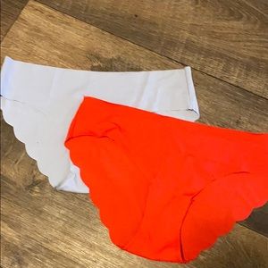 NWOT Seamless Cheekies Scalloped Edge